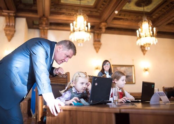 Hour Of Code Incepe Astazi Proiectul Vrea Sa Ti Arate Ca Programarea Poate Fi Usoara Si Placuta