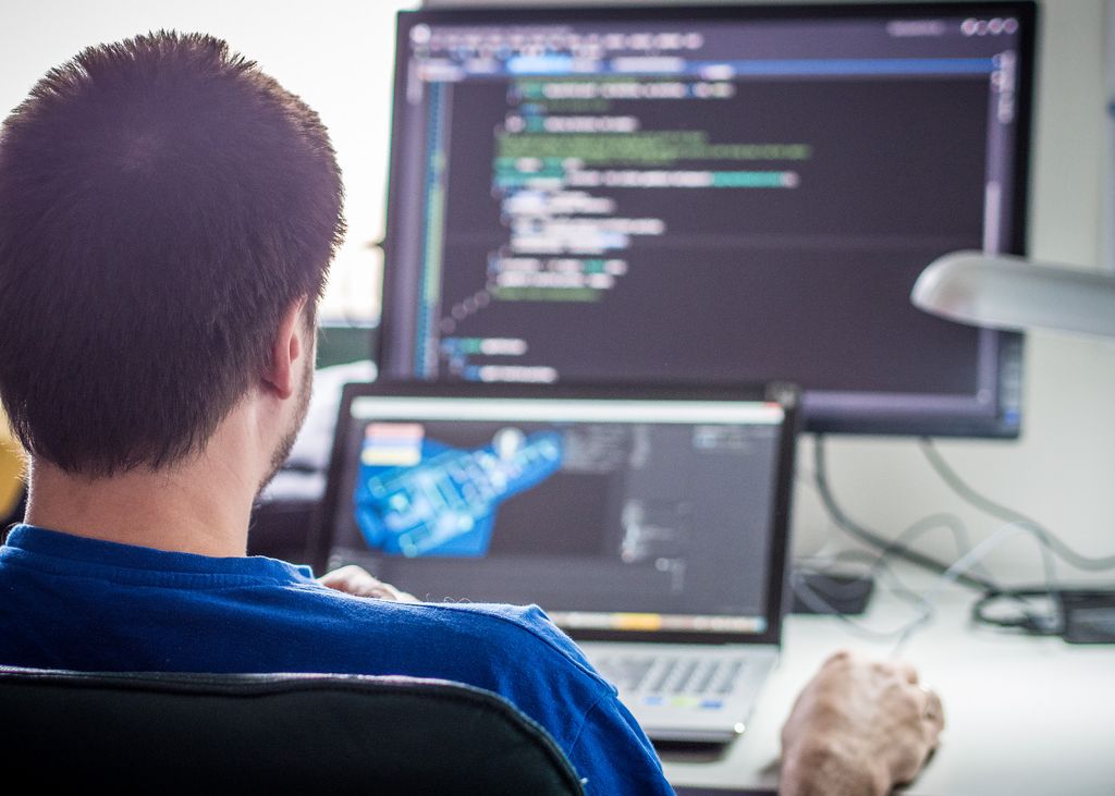 Ce Joburi Sunt In Industria Digitala Din Romania Se Cauta Specialisti Php Mysql Dar Si Angularjs