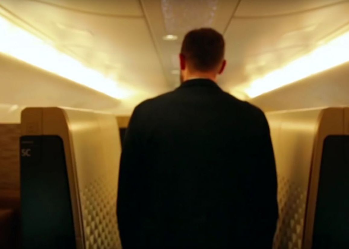 A Mers Cu Avionul Cu Un Bilet Care Costa 32 000 De Dolari Este Extrem De Amuzant Ce S A Intamplat La Final