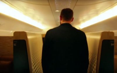 A mers cu avionul cu un bilet care costa 32.000 de dolari! Este extrem de amuzant ce s-a intamplat la final