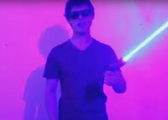 Si-a riscat sanatatea ca sa construiasca o sabie laser la el acasa! Ce putea sa pateasca acest barbat Si A Riscat Sanatatea Ca Sa Construiasca O Sabie Laser La El Acasa Ce Putea Sa Pateasca Acest Barbat