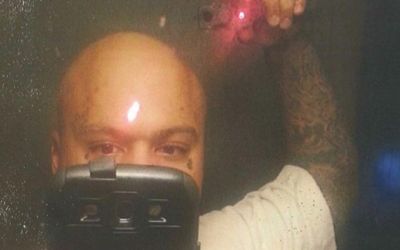 A fost condamnat la peste 15 ani de inchisoare dupa ce a pus o poza cu o arma pe Facebook