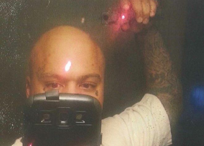 A fost condamnat la peste 15 ani de inchisoare dupa ce a pus o poza cu o arma pe Facebook A Fost Condamnat La Peste 15 Ani De Inchisoare Dupa Ce A Postat Asta Pe Facebook Ce A Patit Un Barbat