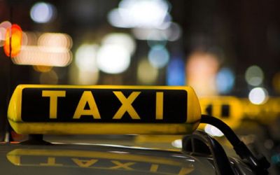 Si-a uitat laptopul si telefonul intr-un taxi si a plecat. Ce a facut soferul cand a descoperit ce avea in masina