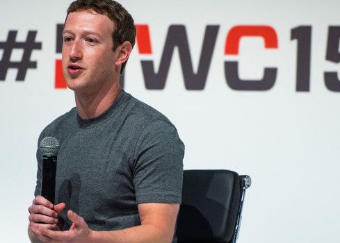 Mark Zuckerberg a pus o poza cu dulapul sau pe Facebook: Oare cu ce sa ma imbrac? Mark Zuckerberg A Pus O Poza Cu Dulapul Sau Pe Facebook Oare Cu Ce Sa Ma Imbrac