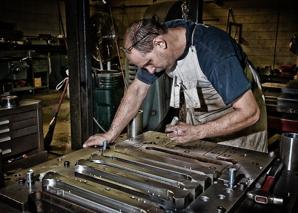 Un sculer-matriter bun castiga cat un programator. Scolile de meserii ofera si salarii apropiate de cele din IT Un Sculer Matriter Castiga Cat Un Programator Bun Scolile De Meserii Ofera Si Salarii Apropiate De Cele