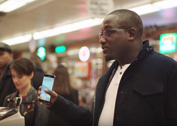 Samsung face misto de Apple intr-o noua reclama! Ultimul capitol la care se dueleaza cei doi granzi Samsung Face Misto De Apple Intr O Noua Reclama Ultimul Capitol La Care Se Dueleaza Cei Doi Granzi
