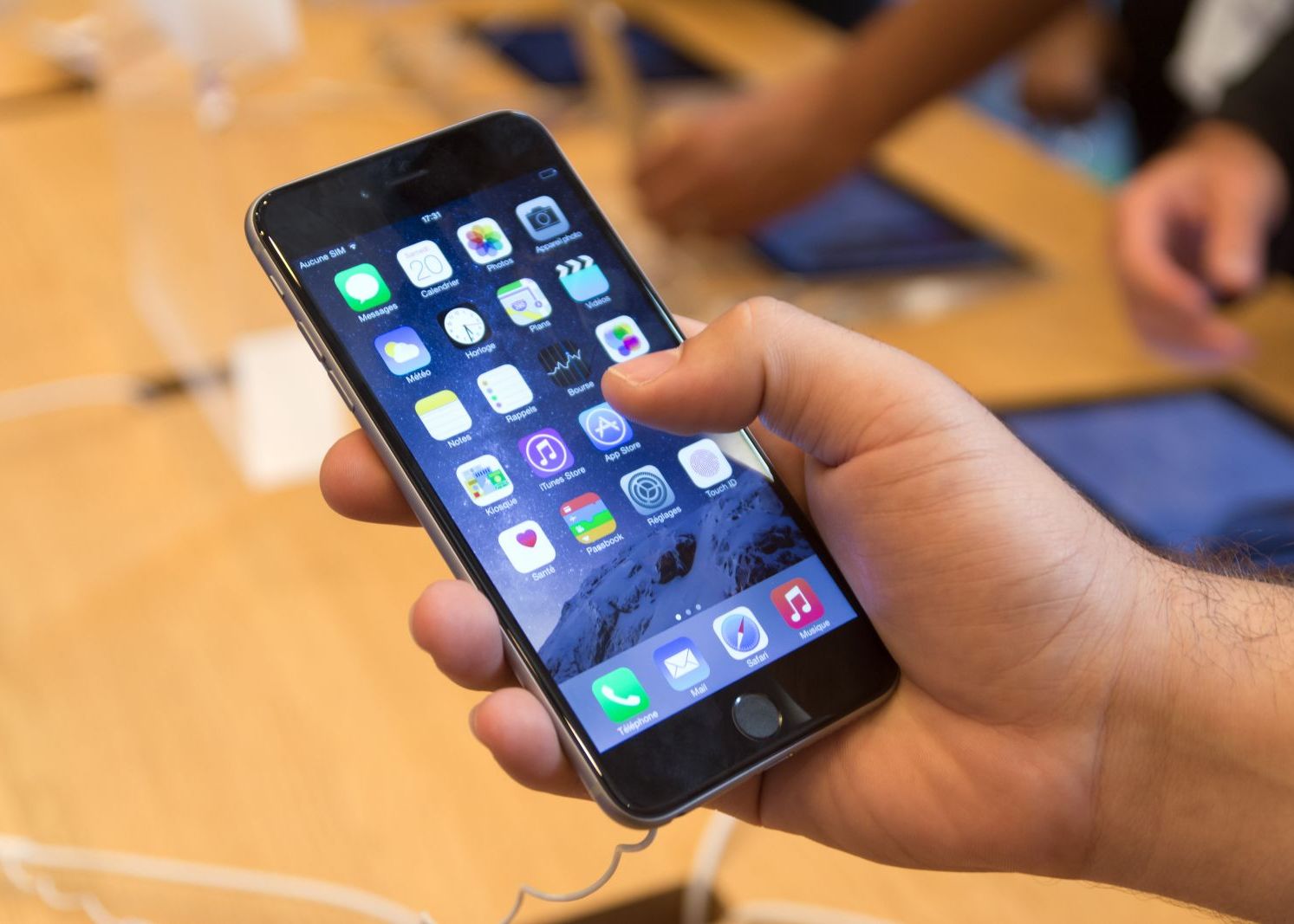 Un barbat a ajuns la inchisoare dupa ce i-a confiscat fetei iPhone-ul! Ce s-a intamplat dupa ce a facut asta Un Barbat A Ajuns La Inchisoare Dupa Ce I A Confiscat Fetei Iphone Ul Ce S A Intamplat Dupa Ce A Facut