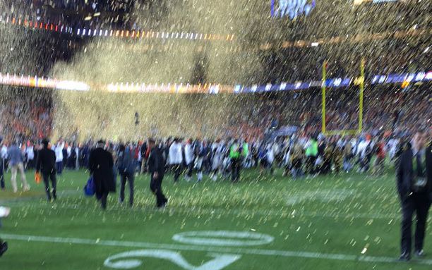 Gafa imensa facuta de Tim Cook la Superbowl! Mii de oameni l-au luat peste picior: Ar trebui sa-ti cumperi un Samsung! Gafa Imensa Facuta De Tim Cook La Superbowl Mii De Oameni L Au Luat Peste Picior Ar Trebui Sa Ti Cumperi