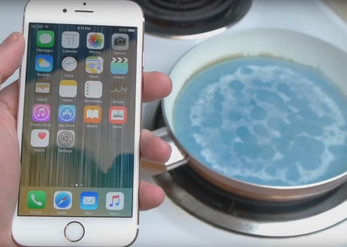 Au pus creioane colorate la fiert si apoi au aruncat iPhone-ul inauntru! Nu se asteptau la ce a urmat Au Pus Creioane Colorate La Fiert Si Apoi Au Aruncat Iphone Ul Inauntru Nu Se Asteptau La Ce A Urmat