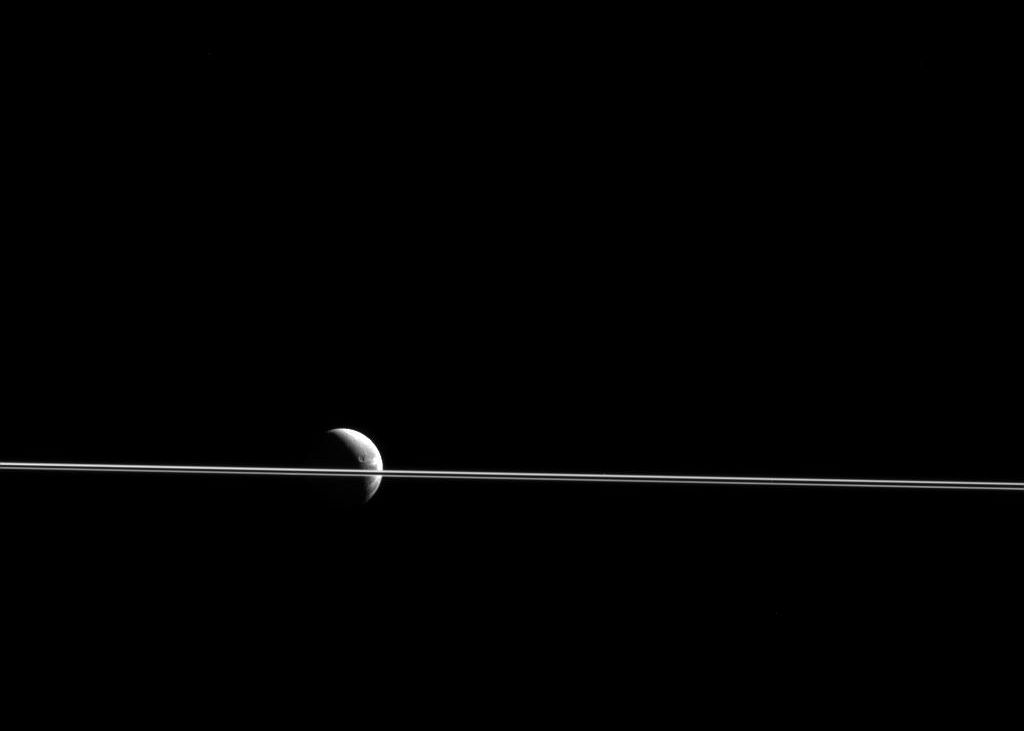 Poza Superba Publicata De Nasa Cum A Fost Surprinsa Luna Dione Asa