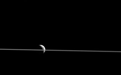 Poza superba publicata de NASA. Cum a fost surprinsa luna Dione asa