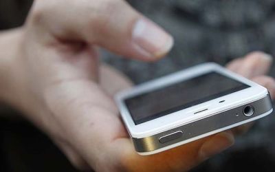 Un roman trimite, in medie, 74 de SMS-uri intr-o luna. Cat vorbim la telefon si cati mega de net consumam