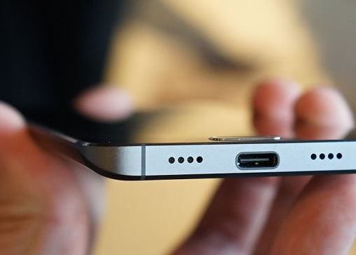 Telefonul Care Bate Toate Recordurile In 2016 Peste 14 000 000 De Oameni Vor Sa Puna Mana Pe El