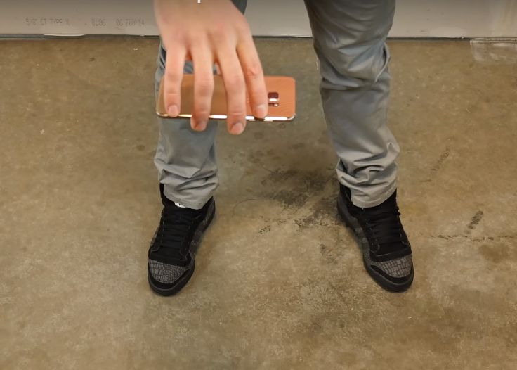 Galaxy S7 Edge vs iPhone 6S Plus, testul cel mai dur! Care telefon rezista mai bine cand e aruncat pe jos VIDEO Galaxy S7 Edge Vs Iphone 6 Plus Testul Cel Mai Dur Cate Telefon Rezista Mai Bine Cand E Aruncat Pe Jos