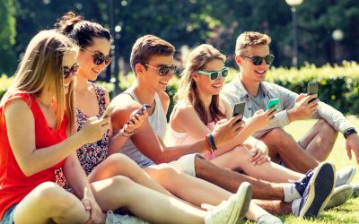 Aceasta este dependenta generatiei actuale! Utilizatorii de smartphone stau 28 de zile pe an cu ochii in telefon