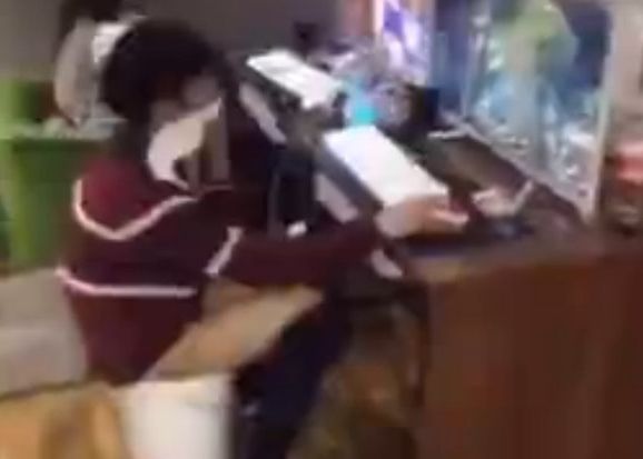 Un adolescent si-a pus o cutie sub el ca sa nu plece de la calculator in timpul unui maraton de gaming Un Adolescent Si A Pus O Cutie Sub El Ca Sa Nu Plece De La Calculator In Timpul Unui Maraton De Gaming