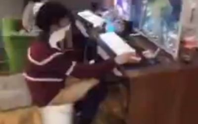 Un adolescent si-a pus o cutie sub el ca sa nu plece de la calculator in timpul unui maraton de gaming