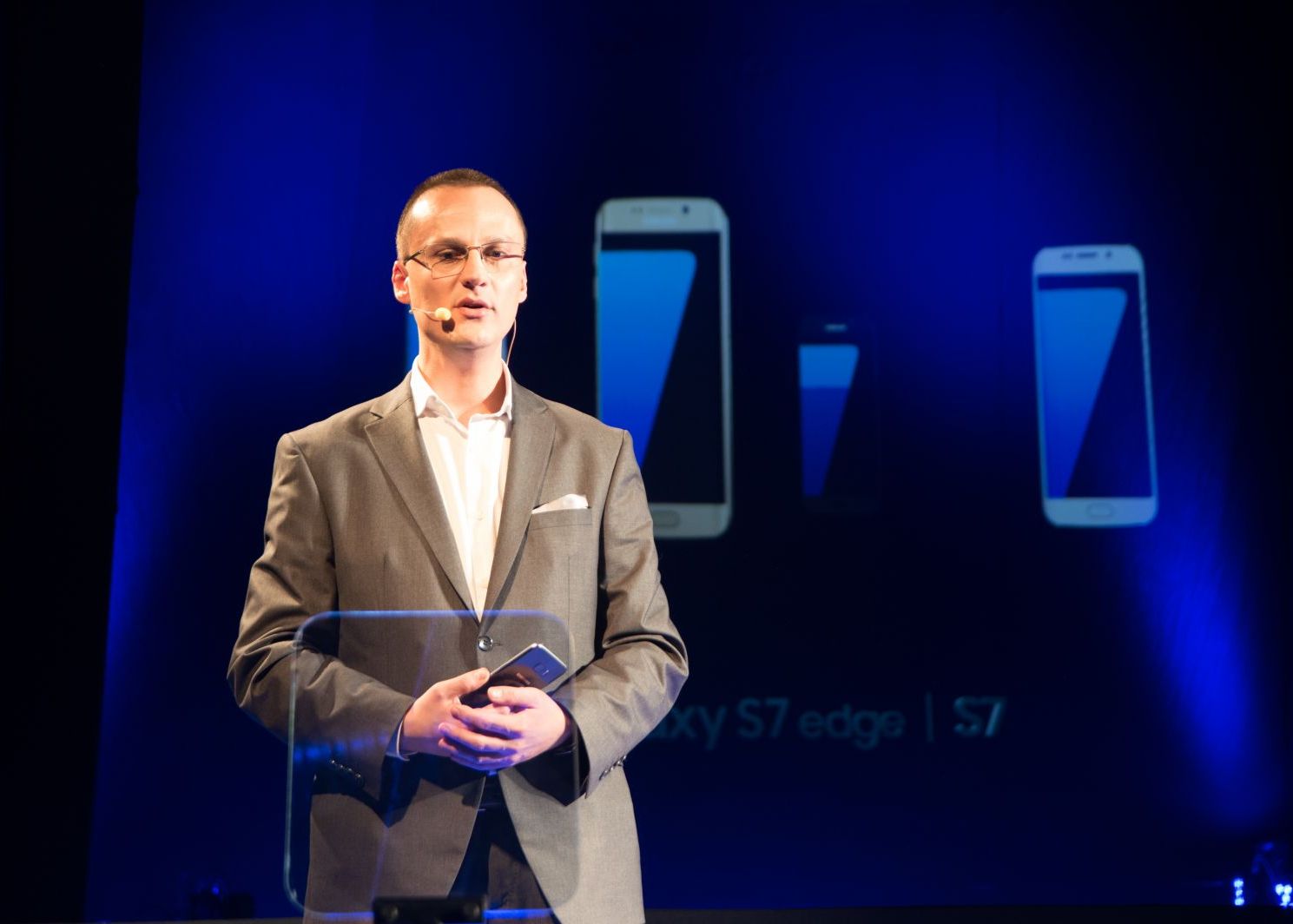 FOTO: Galaxy S7 si S7 Edge au ajuns in Romania! Diferenta telefoanelor fata de cele din SUA Foto Galaxy S7 Si S7 Edge Au Ajuns In Romania Diferenta Telefoanelor Fata De Cele Din Sua