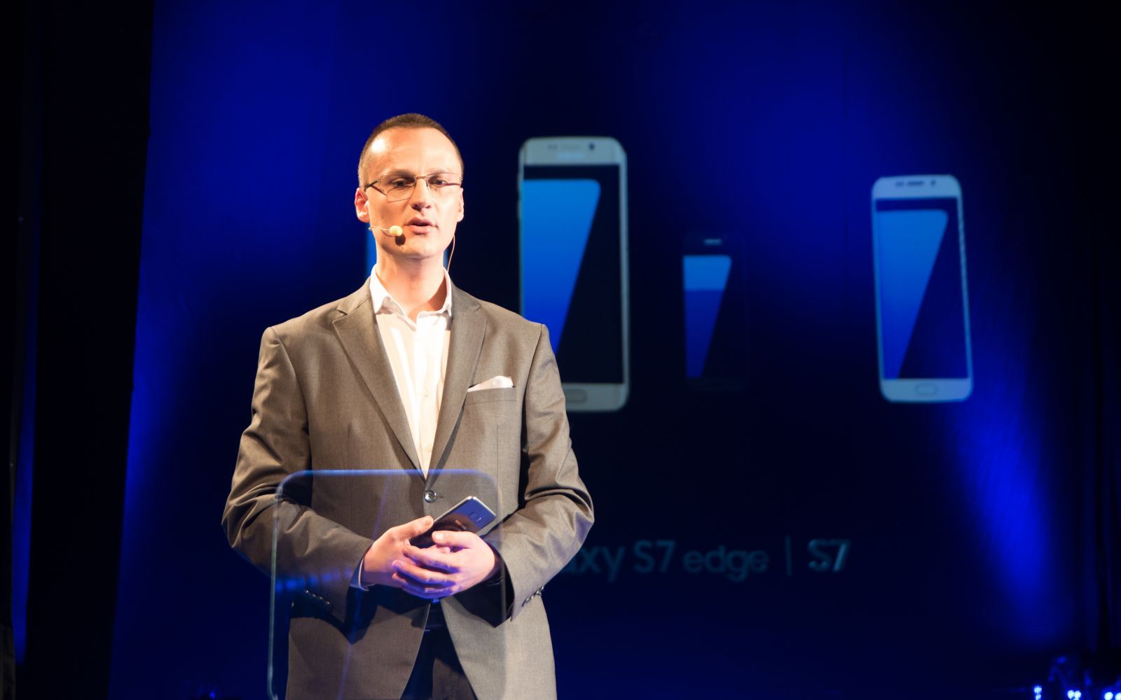 FOTO: Galaxy S7 si S7 Edge au ajuns in Romania! Diferenta telefoanelor fata de cele din SUA Foto Galaxy S7 Si S7 Edge Au Ajuns In Romania Diferenta Telefoanelor Fata De Cele Din Sua