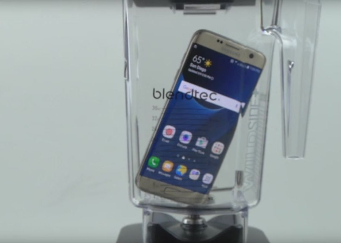 Au luat un Galaxy S7 Edge si l-au bagat in blender! Cum arata telefonul dupa doar 60 de secunde Au Luat Un Galaxy S7 Edge Si L Au Bagat In Blender Cum Arata Telefonul Dupa Doar 60 De Secunde