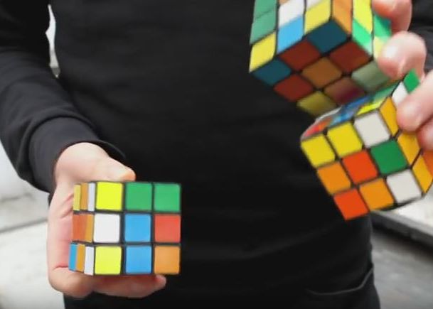 Clipul Care A Incins Internetul E Imposibil Sigur E Fake Cum Rezolva Acest Barbat Simultan 3 Cuburi Rubik