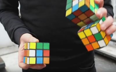 Clipul care a incins internetul: E imposibil! Sigur e fake! Cum rezolva acest barbat simultan 3 cuburi Rubik in 20 de secunde