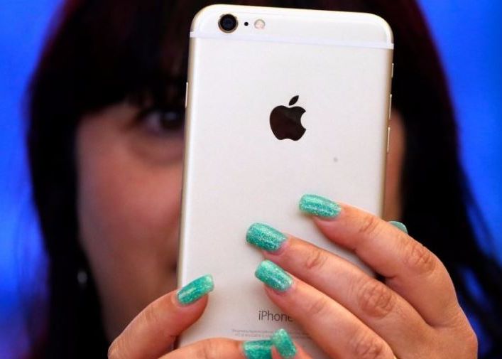 Motivul pentru cea mai controversata decizie Apple! Cati bani castiga atunci cand este cumparat un astfel de iPhone Motivul Pentru Cea Mai Controversata Decizie Apple Cati Bani Castiga Atunci Cand Este Cumparat Un Astfel