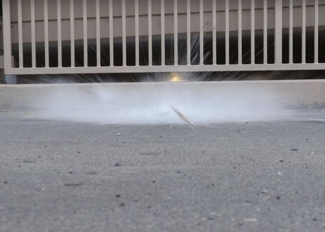 14 Iphone Uri Intr Un Balon De Sticla Caruia I A Fost Dat Drumul Pe Asfalt De La 30 De Metri Inaltime