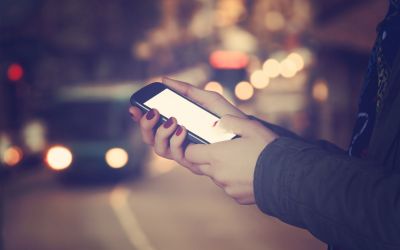 Scrierea mesajelor pe telefon in timpul mersului poate fi interzisa