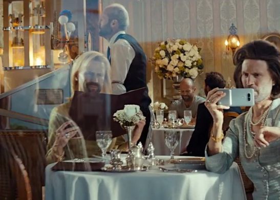 Durul Jason Statham s-a imbracat in femeie pentru lansarea LG G5! Ce a facut actorul Durul Jason Statham S A Imbracat In Femeie Pentru Lansarea Lg G5 Ce A Facut Actorul