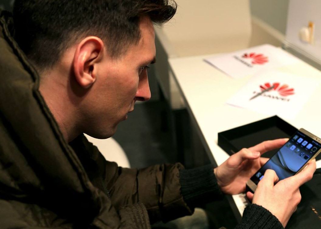 Messi Are Un Nou Telefon Bateria Rezista 2 Zile Iar Pozele Arata Grozav