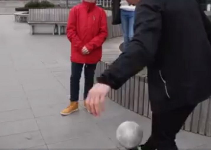 Real Sau Fake Ce Face Acest Pusti Cand Tine Pe Picior