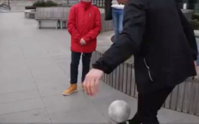 Real sau fake? Ce face acest pusti cand tine pe picior