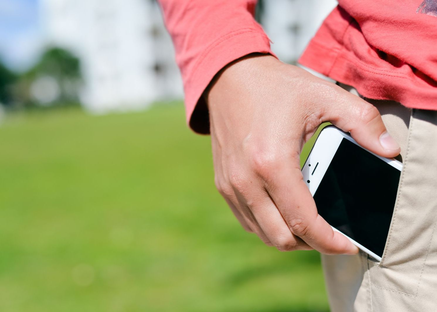 Un Barbat Da In Judecata Lg Dupa Ce Telefonul I A Explodat In Buzunar