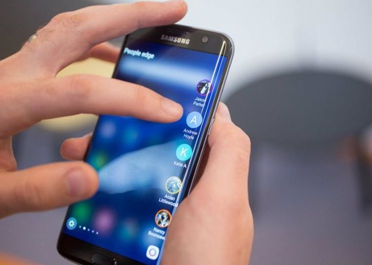 Se confirma! Urmatoarea inovatie facuta de Samsung dupa S7 Edge! Cum va arata telefonul lansat in 2017 Se Confirma Urmatoarea Inovatie Facuta De Samsung Dupa S7 Edge Cum Va Arata Telefonul Lansat In 2017