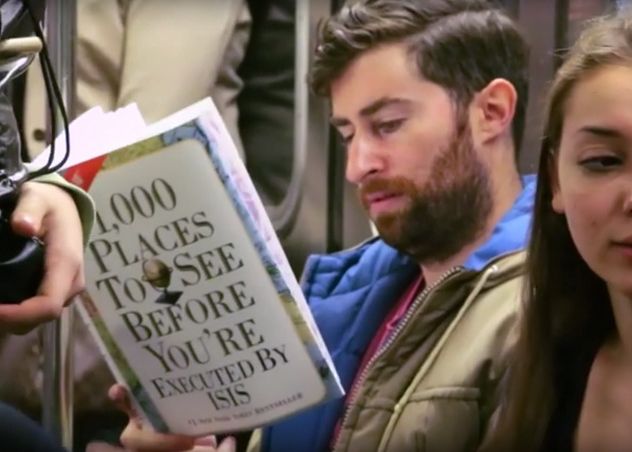 Farsa superba facuta la metrou. A pus coperti false si amuzante la carti. Cum reactionau oamenii Farsa Superba Facuta La Metrou A Pus Coperti False Si Amuzante La Carti Cum Reactionau Oamenii