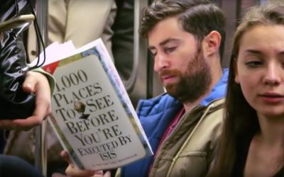 Farsa superba facuta la metrou. A pus coperti false si amuzante la carti. Cum reactionau oamenii