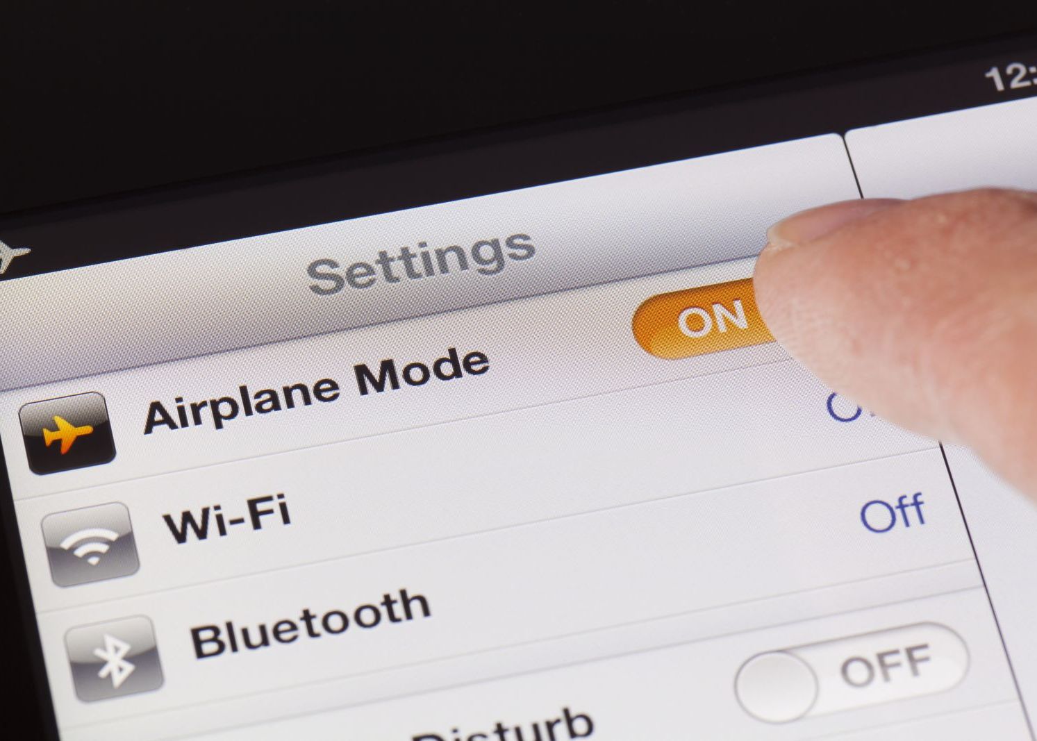 Iata Motivul Pentru Care Ti Se Cere Asta Cand Zbori Cu Avionul Ce Se Intampla Daca Nu Treci Telefonul