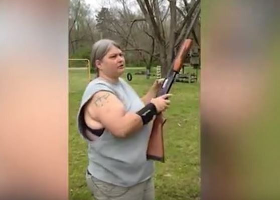 Cum Si A Pedepsit O Femeie Copiii Pentru Ca Stau Prea Mult Pe Iphone Ul A Luat O Pusca Si Clipul A Ajuns