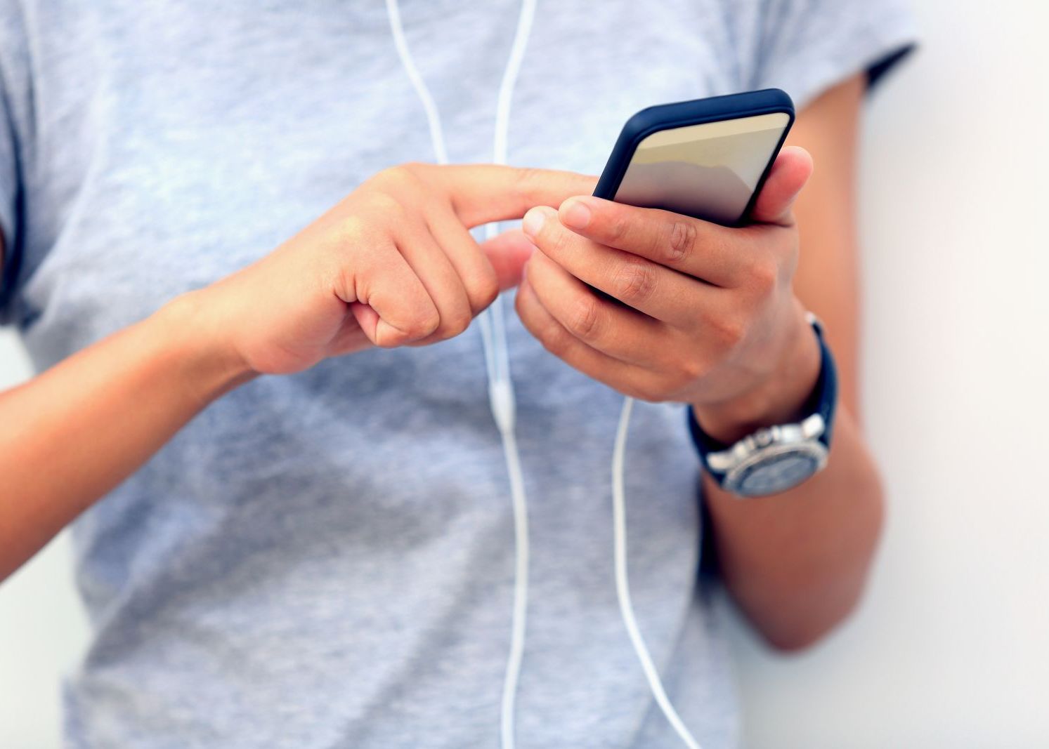 Aproape toti tinerii patesc asta! Ce se intampla cand tin telefonul in mana Aproape Toti Tinerii Patesc Asta Ce Se Intampla Cand Tin Telefonul In Mana