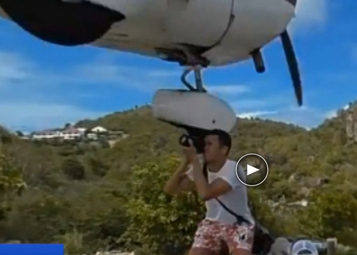 Un Avion A Fost Aproape Sa Loveasca Un Fotograf Inainte De Aterizare Pe Unul Dintre Cele Mai Periculoase