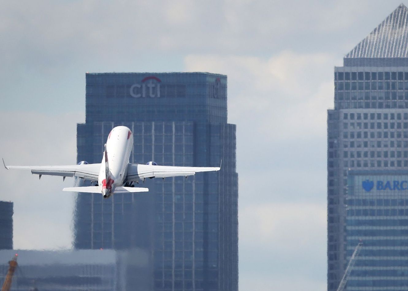 Un Avion A Fost Lovit De O Drona Inainte De Aterizarea Pe Aeroportul Heathrow Politia Incearca Sa Afle