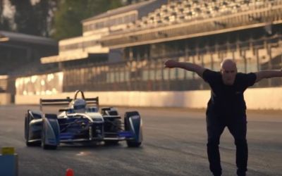 Cascadoria pe care nimeni nu a mai incercat-o! Ce s-a intamplat cand a vrut sa faca un backflip peste o masina care venea cu 225km/h spre el