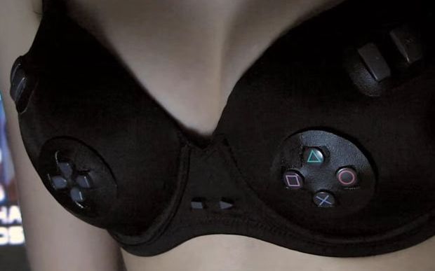 Un controller bizar a fost inventat pe sutienul unei femei Un Controller Bizar A Fost Inventat Pe Sutienul Unei Femei