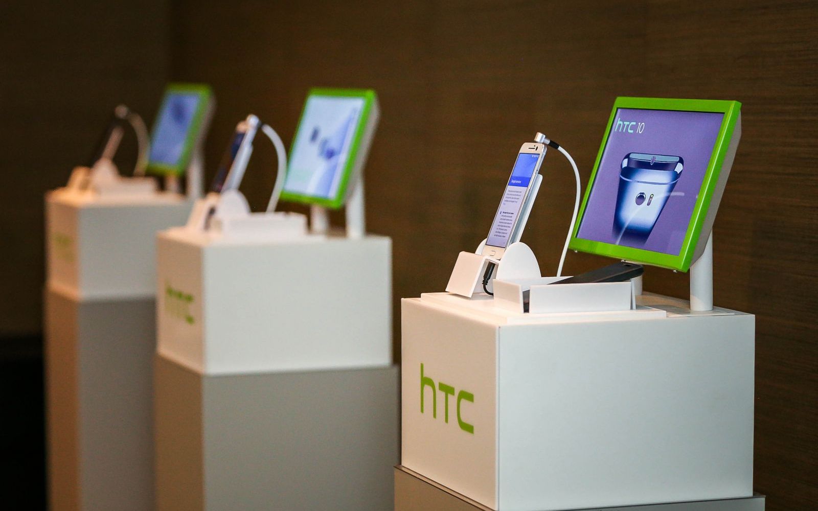 Htc A Anuntat Lansarea In Romania A Noului Varf De Gama Htc 10 Cat Costa Si De Cand Este Disponibil