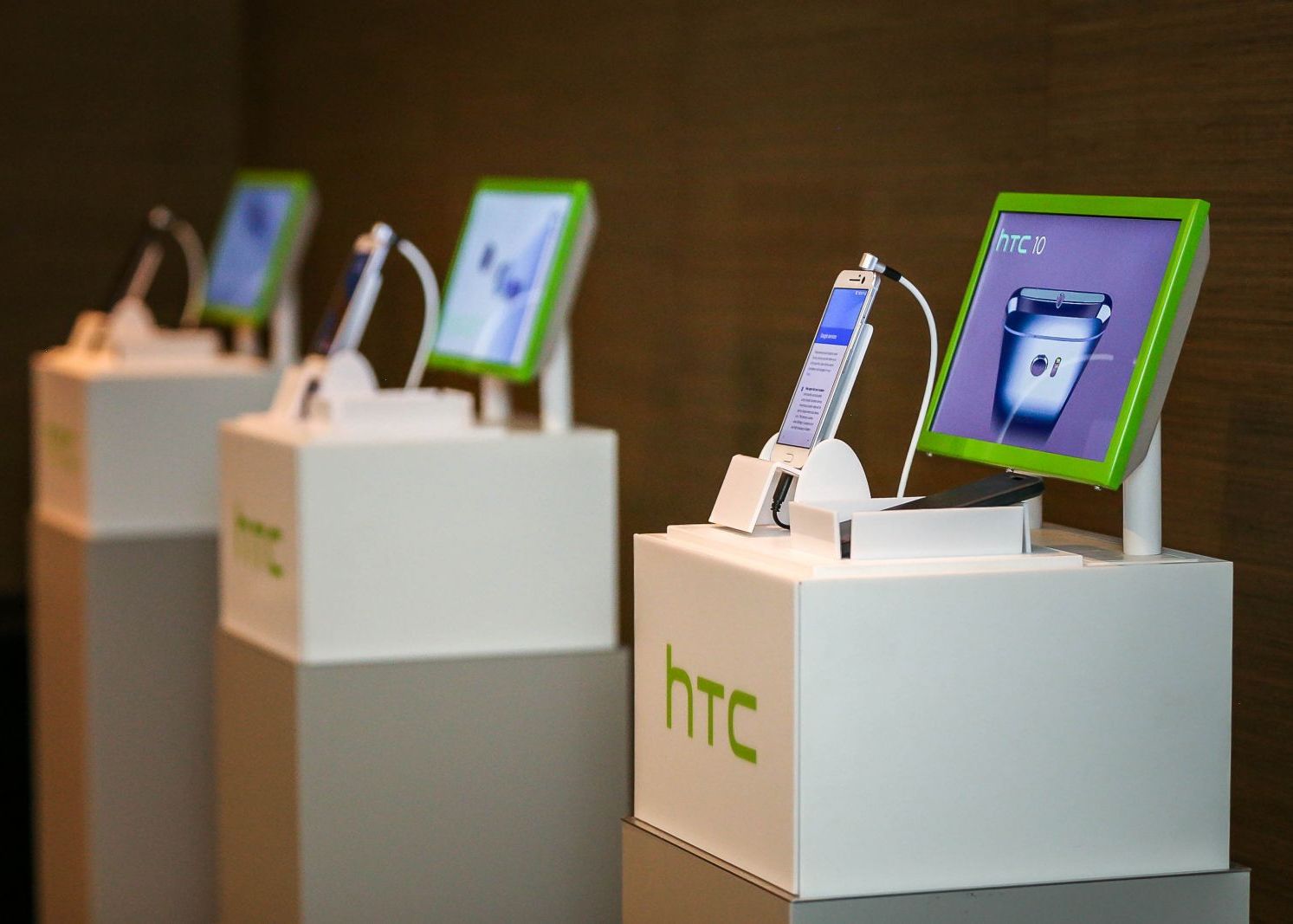 HTC a anuntat lansarea in Romania a noului varf de gama, HTC 10! Cat costa si de cand este disponibil Htc A Anuntat Lansarea In Romania A Noului Varf De Gama Htc 10 Cat Costa Si De Cand Este Disponibil