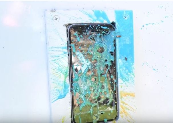 Au luat un iPhone 6s si au tras cu bile cu vopsea in el! Cum arata telefonul dupa ce l-a curatat Au Luat Un Iphone 6s Si Au Tras Cu Bile Cu Vopsea In El Cum Arata Telefonul Dupa Ce L A Curatat
