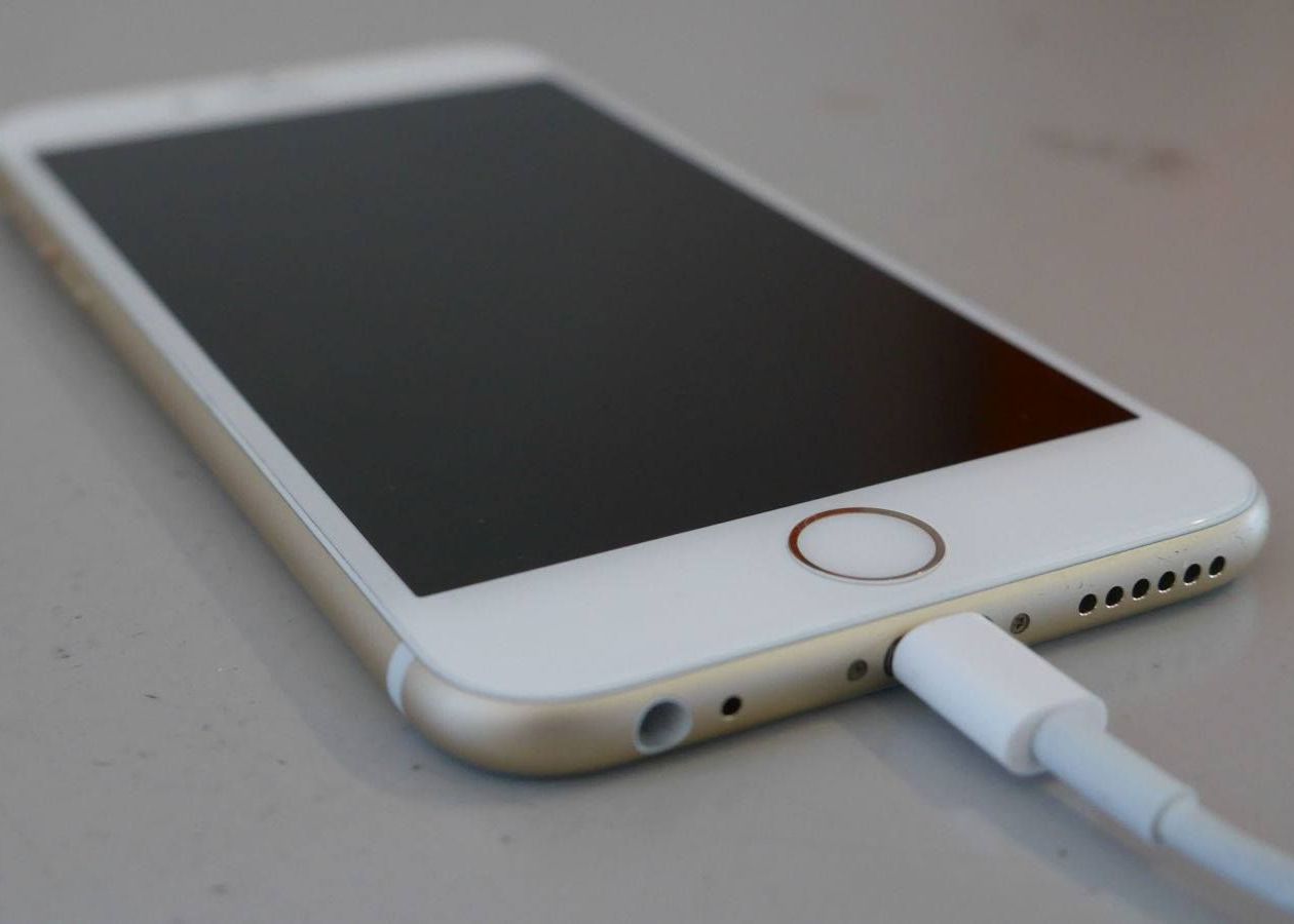 Unul Dintre Cele Mai Raspandite Mituri A Fost Demolat Ce Se Intampla Daca Lasi Telefonul La Incarcat Peste