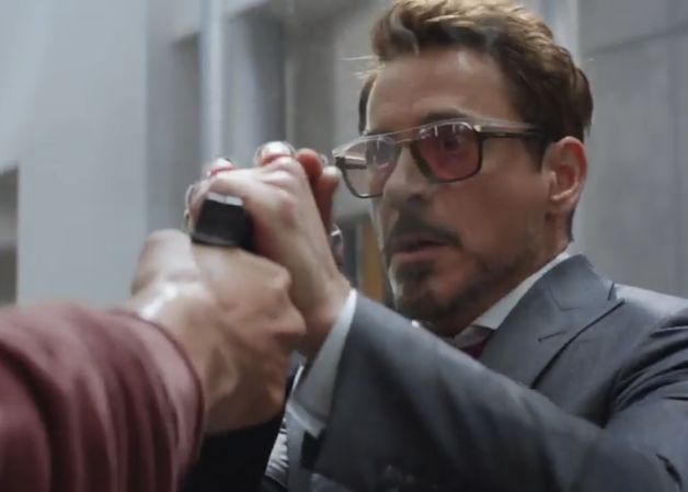Surpriza Totala In Filmul Captain America Iron Man Are Un Telefon Care Se Vinde Doar In China Cat Costa